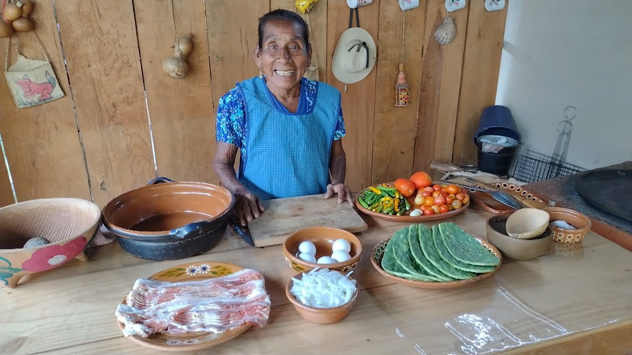 Cocinando Un Rico Tocino Con Nopales En Salsa Molcajeteada | DOÑA LUPITA