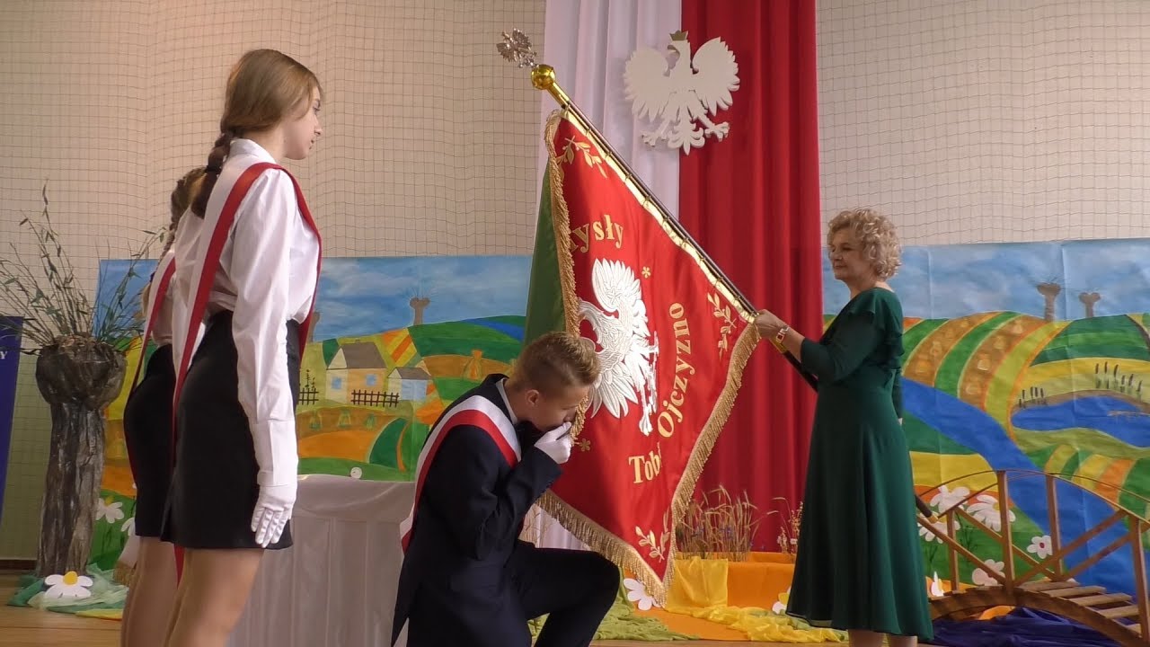 Przekazanie sztandaru i nadanie imienia Polski Niepodległej Szkole w Zalesiu z okazji 75-lecia
