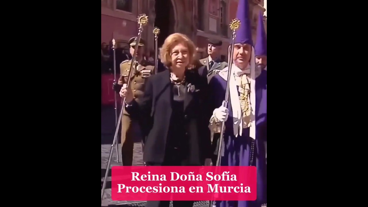 Reina Sof&iacute;a detr&aacute;s de Nuestro Se&ntilde;or Jes&uacute;s Nazareno en Murcia en procesi&oacute;n #reinasofia #reinaemerita