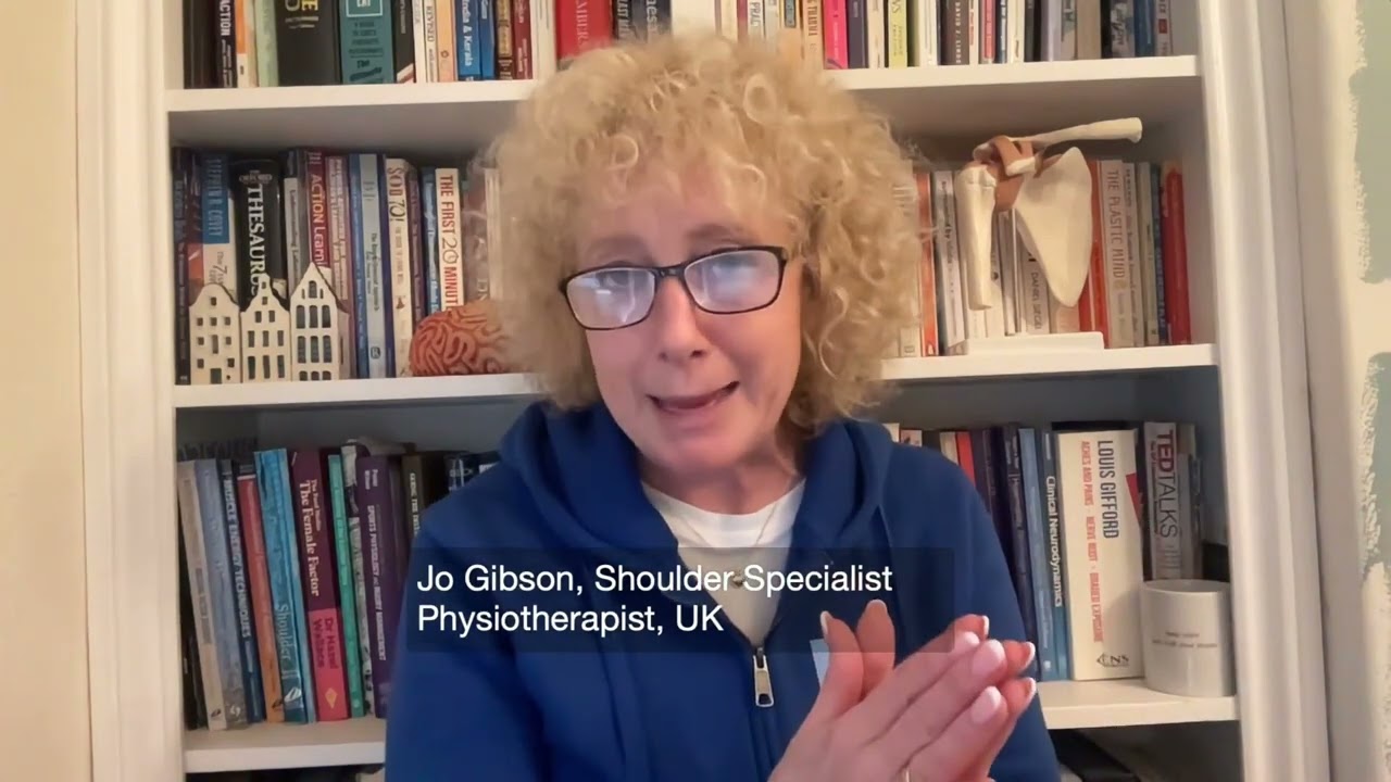 Боль в плече, вызванная проблемами с шеей, у Джо Гибсон.