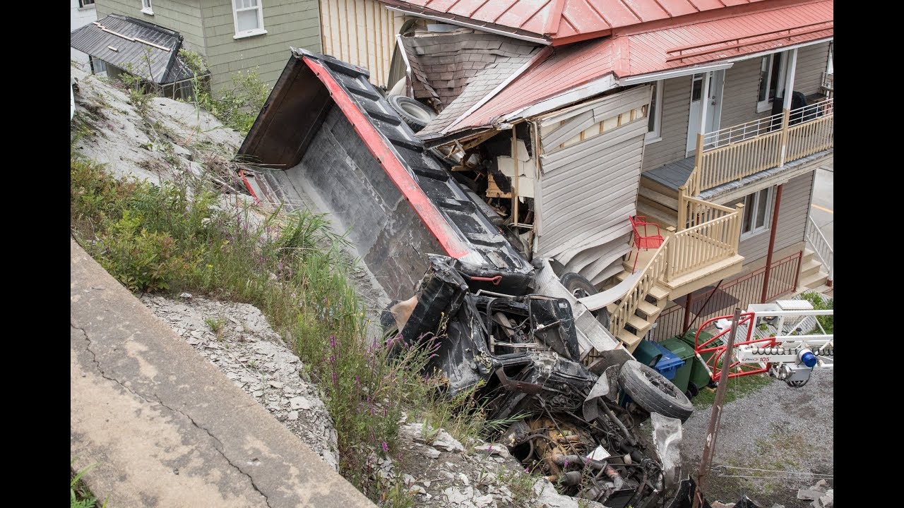 Un camion à benne plonge sur une maison à Château-Richer