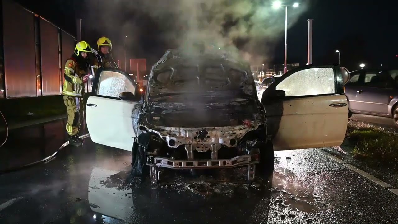 Voorkant van auto uitgebrand op het Industrieplein in Nijmegen