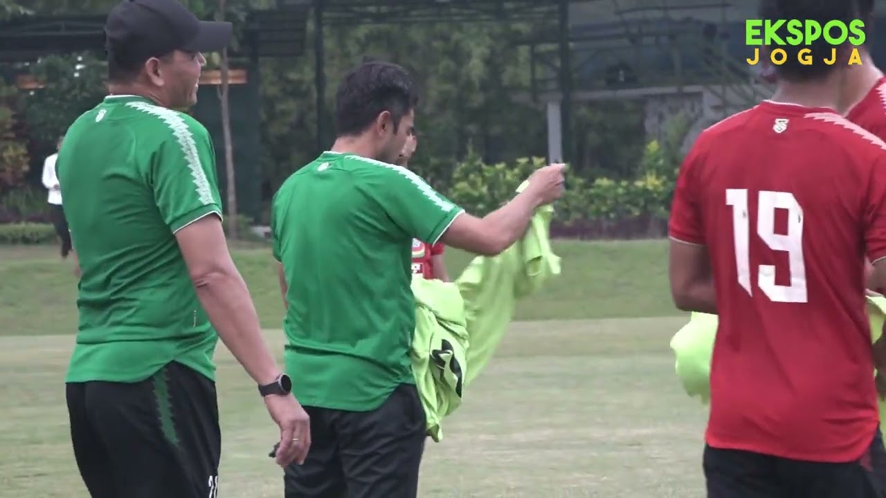 Latihan PSS Sleman di Lapangan Yogyakarta International School