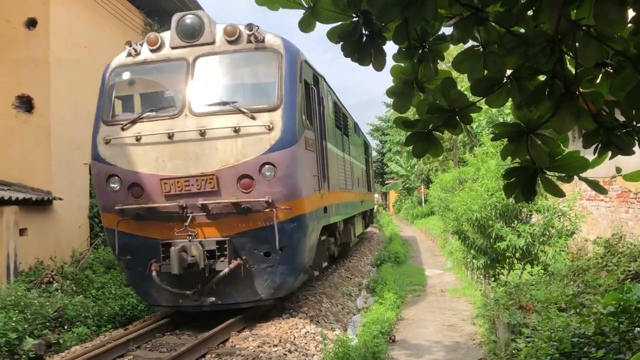 D19E-975 kéo tàu H2221 chậm chạp rời ga.