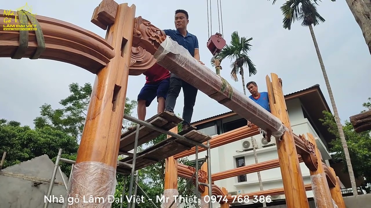 Nhà gỗ xoan 3 gian - Chi tiết lắp dựng trước 2 vì giữa - kịp giờ lễ cất Nóc của gia chủ