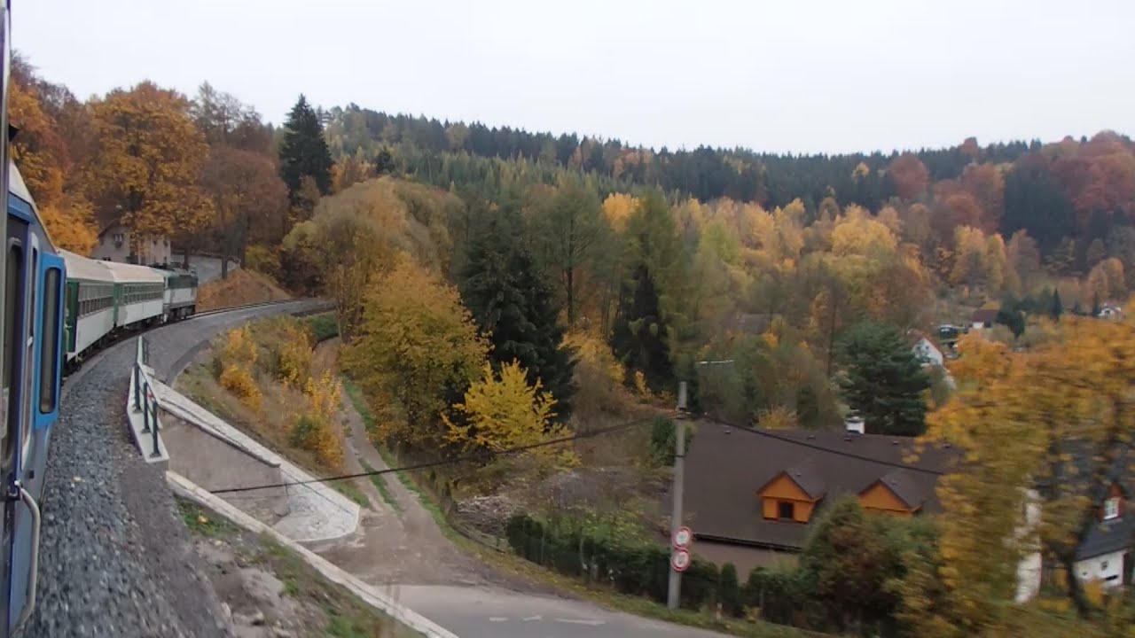 Pohled z vlaku na podzimní krajinu - Trutnov
