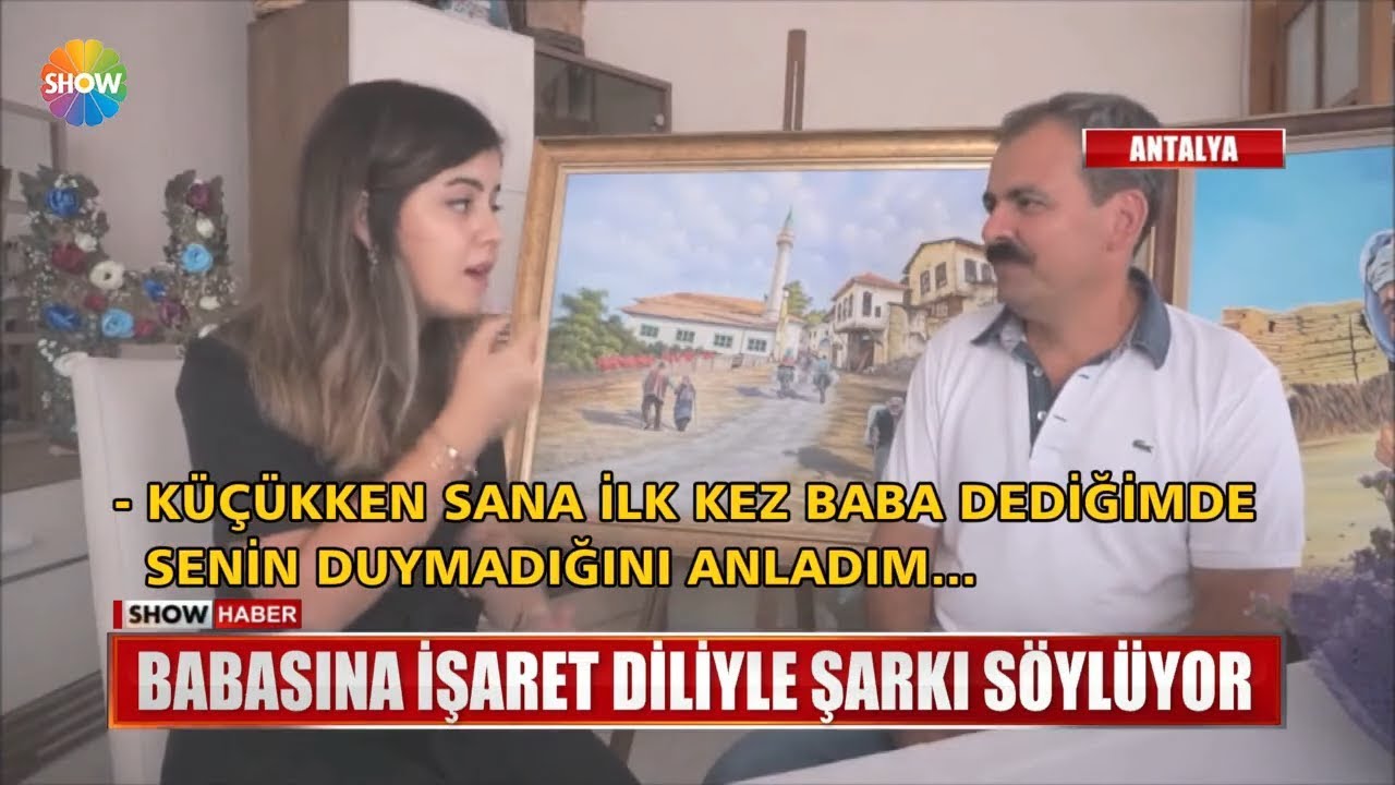 Babasına işaret diliyle şarkı söylüyor