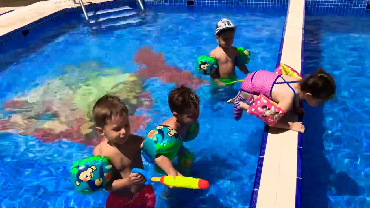 Tuğra Aziz ve Reşat su tabancalarıyla balonları vuruyorlar(çocuk ve eğlence videoları) tuğra buğra