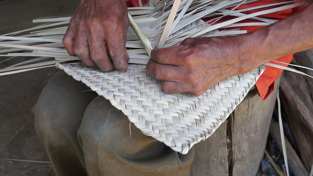Increíble trabajo del artesano haciendo un abanico de palma.