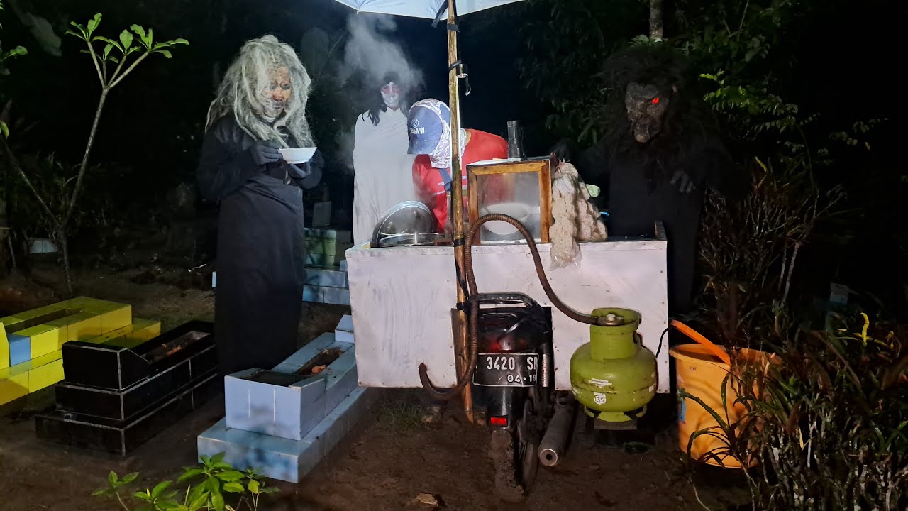 PENJUAL BAKSO TERSESAT DI MAKAM SELAMA TIGA HARI