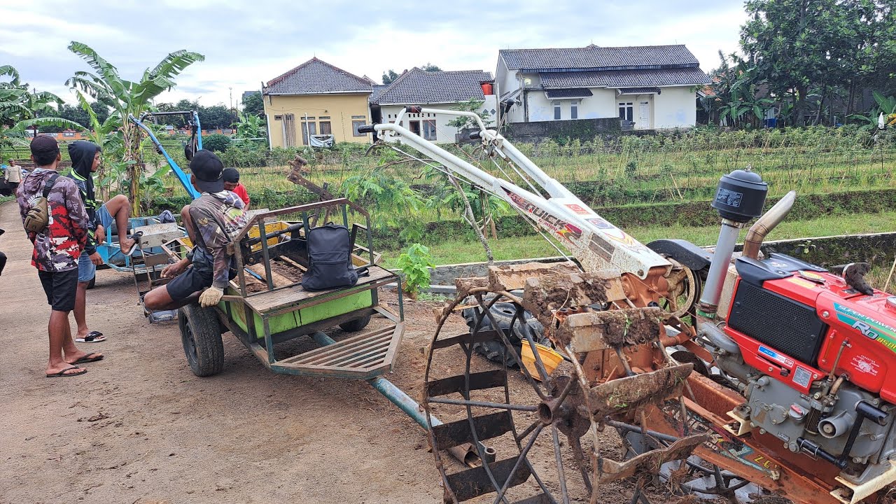 Keteteran...!! Datang bantuan satu unit traktor