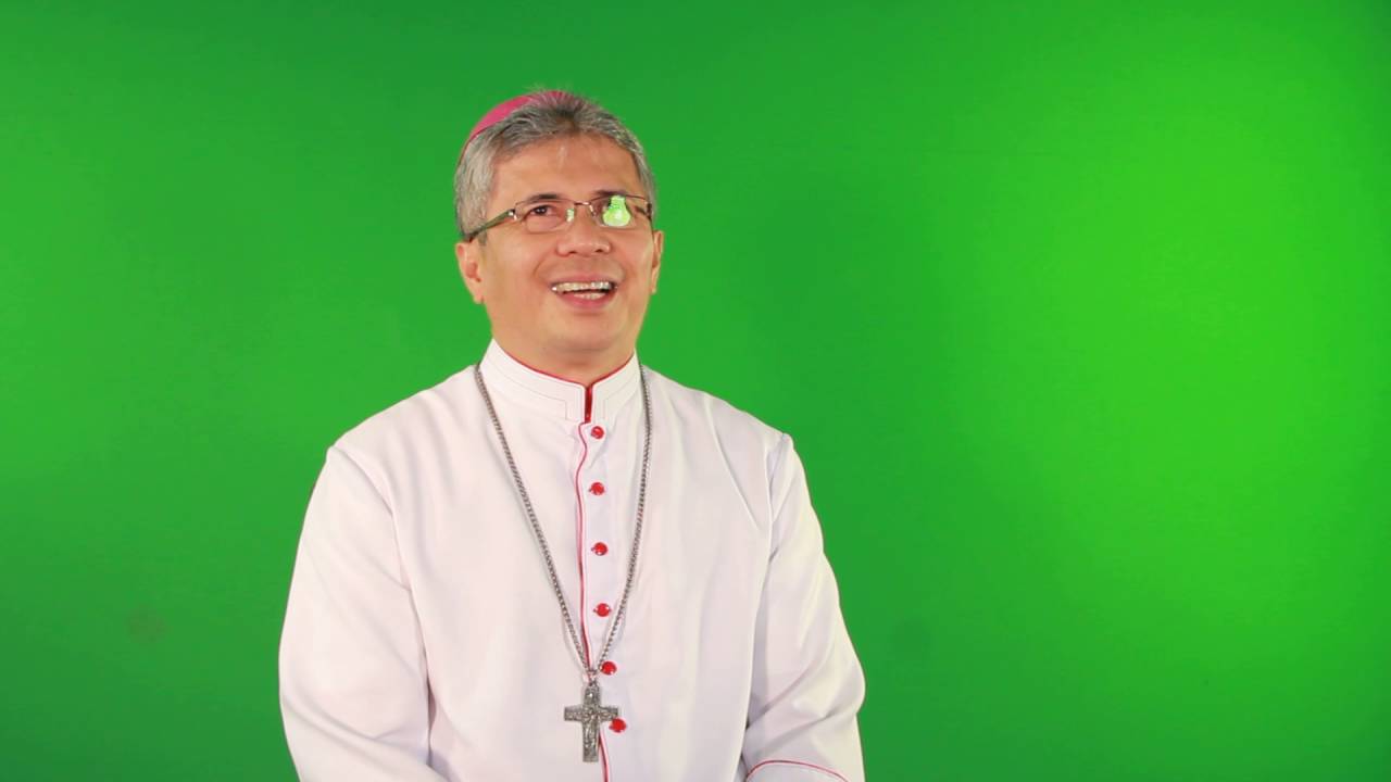 Bishop Reynaldo Evangelista greeting
