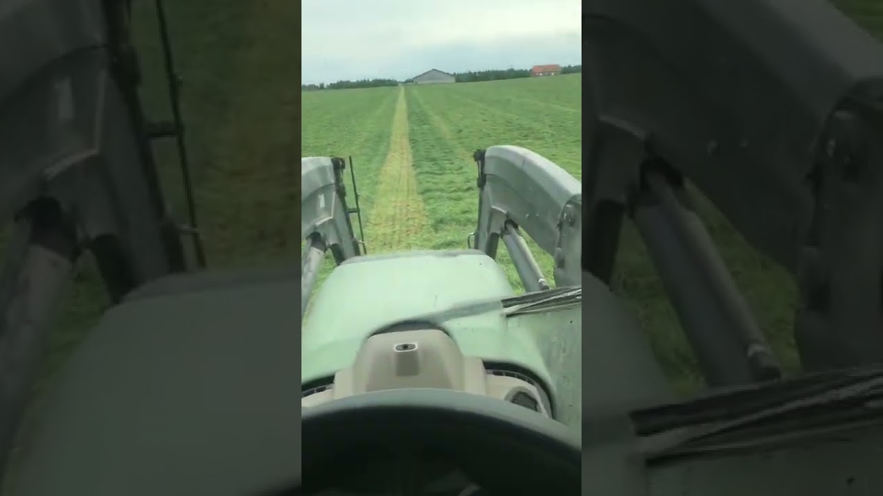 Turning grass for drying | Fendt 724