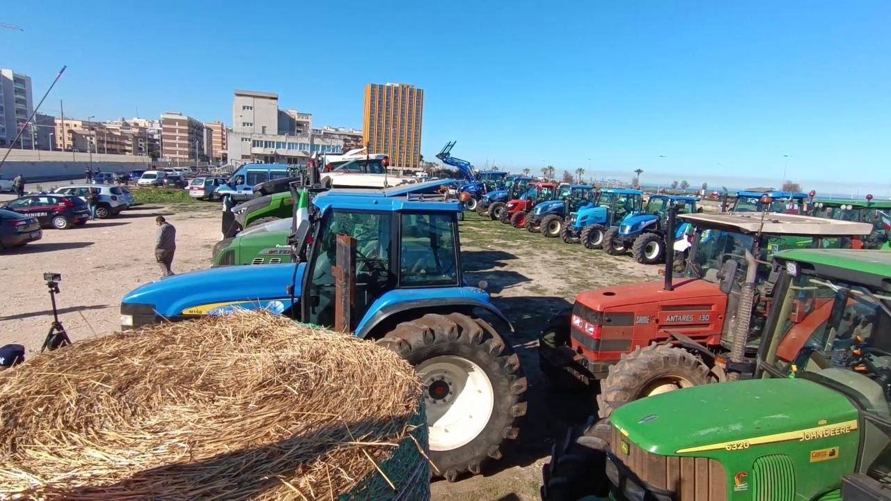 La protesta dei trattori dall'Europa a Bari: 