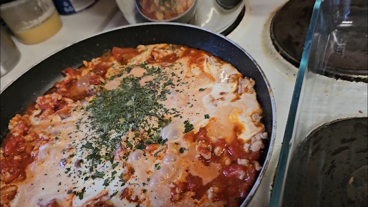 Tomaattinen kanamakaronilaatikko. Chicken macaroni box with tomato.