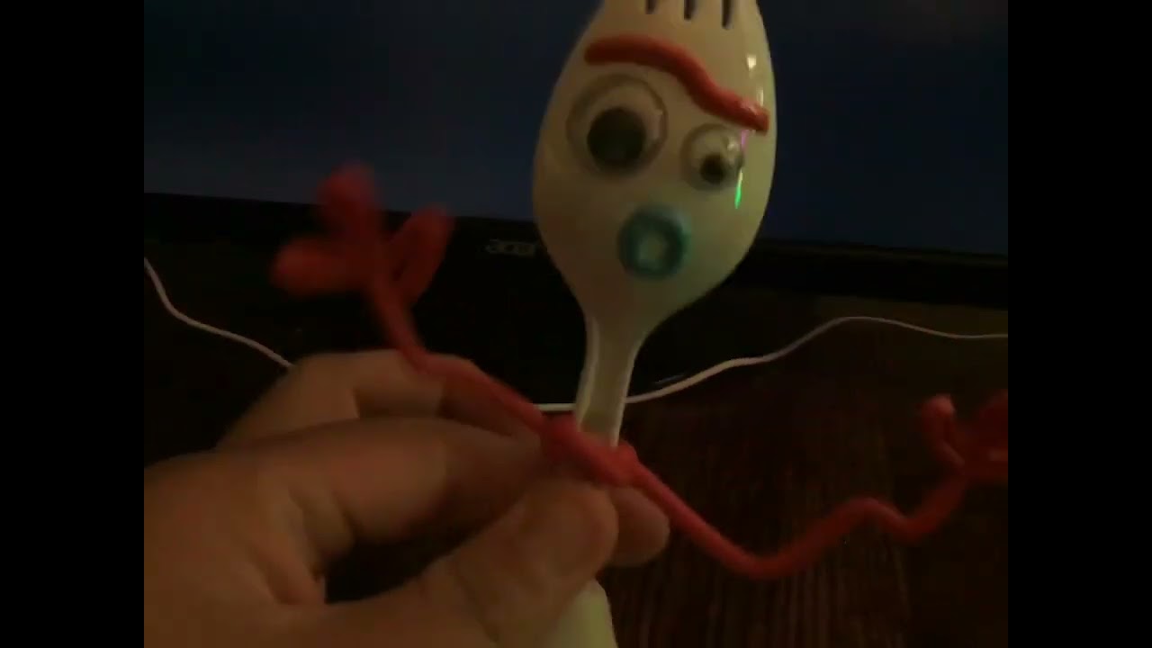 Reviewing Forky Toy Story 4 wind up toy