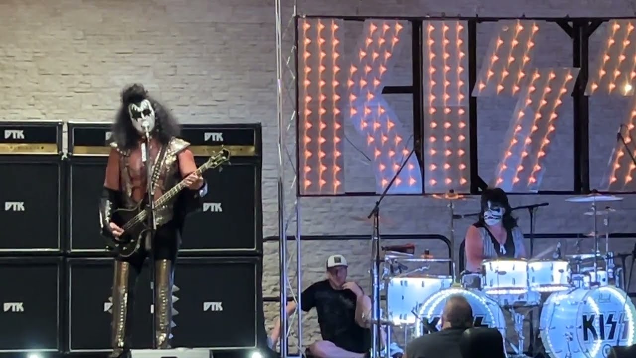 Dressed To Kill - KISS 