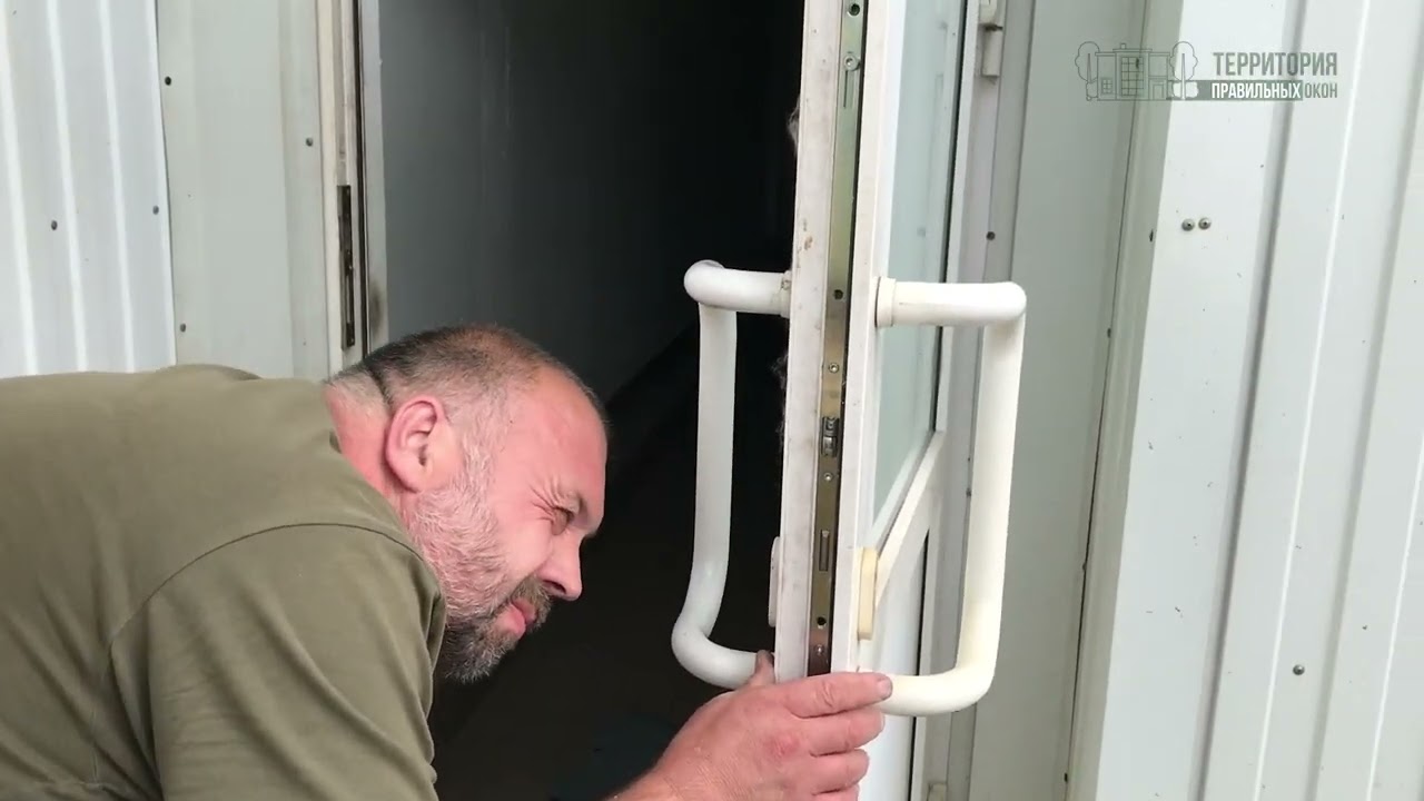 Замена на пластиковой двери одно запорного замка-защелки на многозапорный замок.