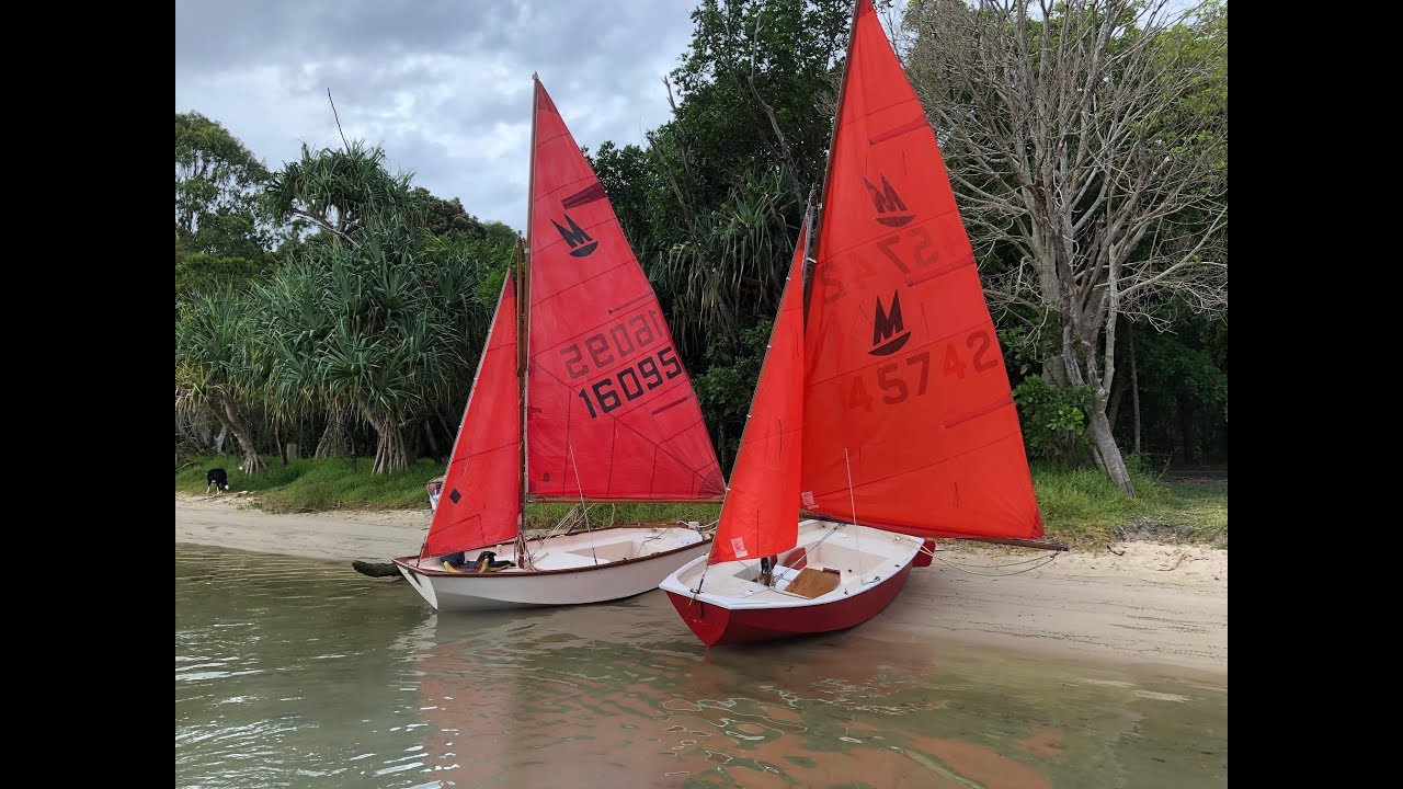 Mirror dinghies sailing Noosa River