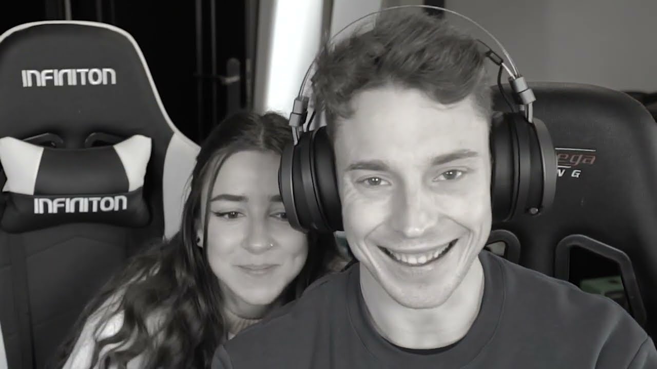 MI NOVIA ME DA UN BESO POR CADA KILL EN MINECRAFT !! Exi