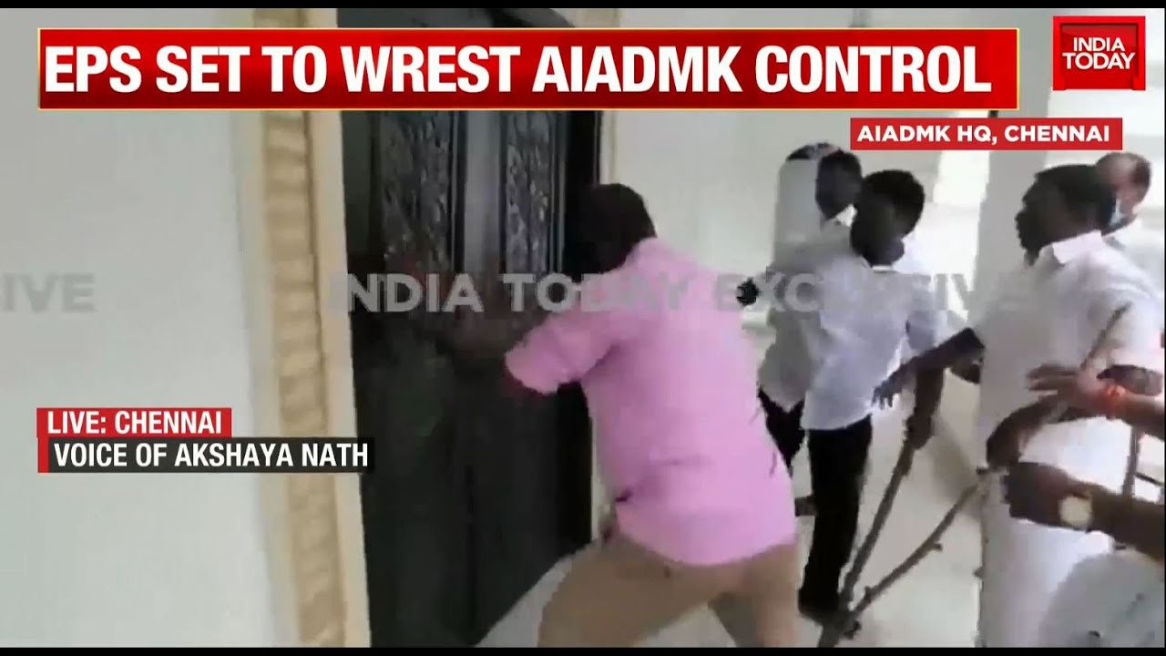 OPS Supporters Barge Into AIADMK Chennai Office, Burn EPS Posters In Tamil Nadu | EPS Vs OPS