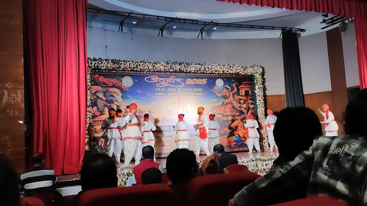 Youth festival में अपना प्रदर्शन दिखाते हुए कलाकार मंडली 