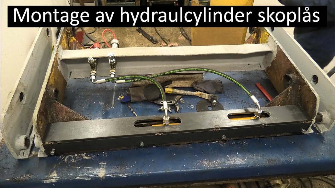 Monterar hydraulkolv till låsningen på redskapsfästet