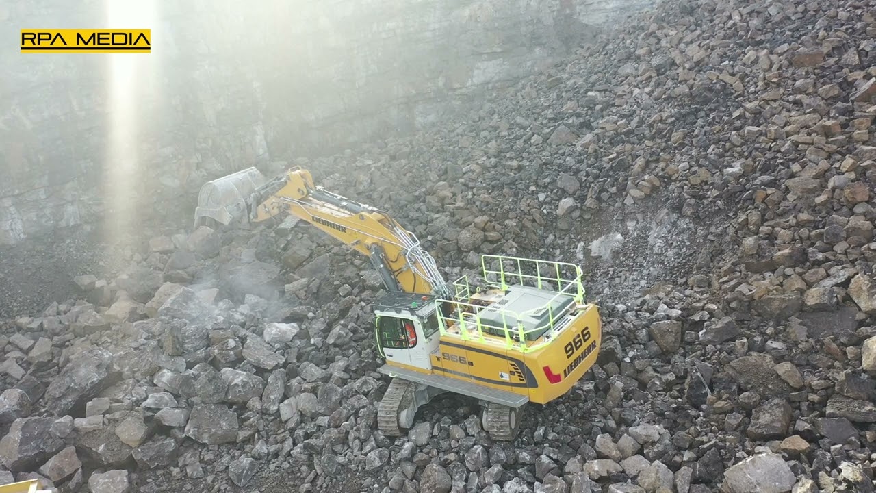 Liebherr R966 loading rock