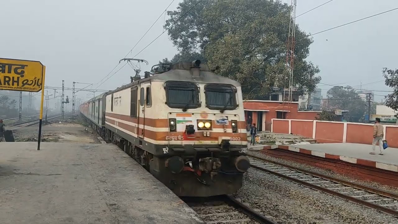13484 Farakka Express (via Ayodhya Cantt.) With WAP-5 || Farakka Express