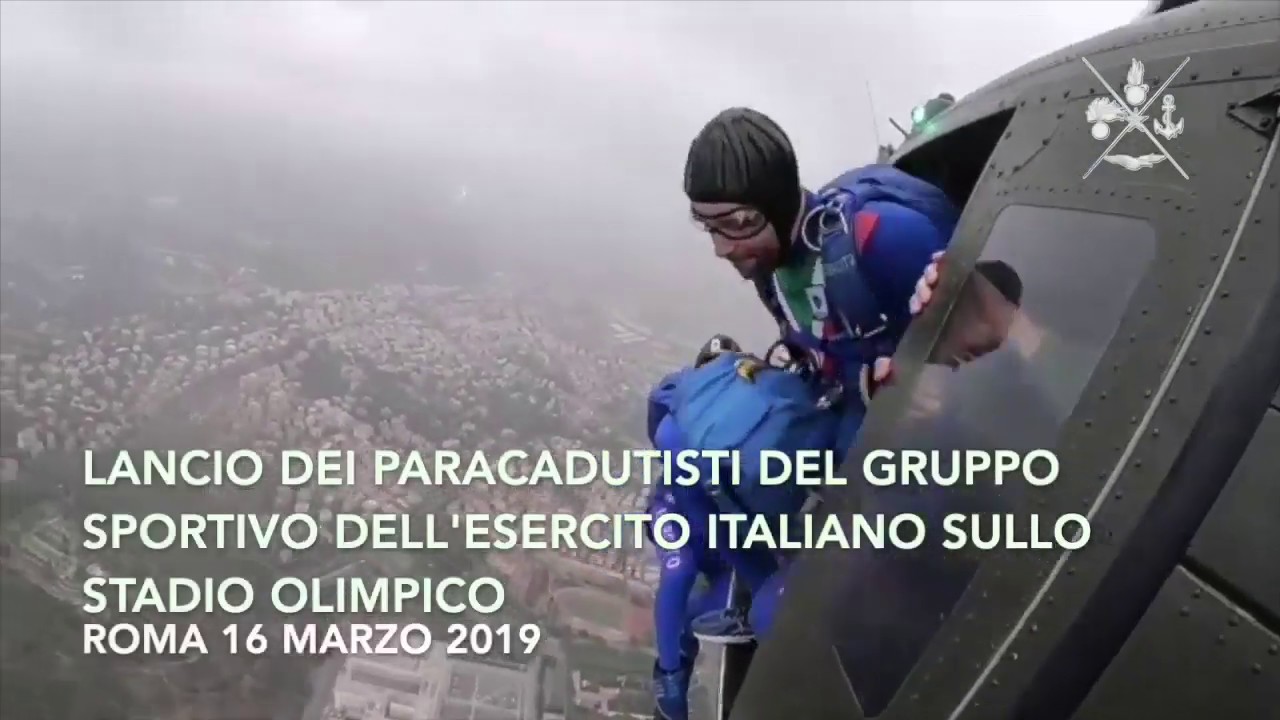 Emozionante lancio dei Paracadutisti del Gruppo Sportivo dell'Esercito sullo stadio Olimpico di Roma
