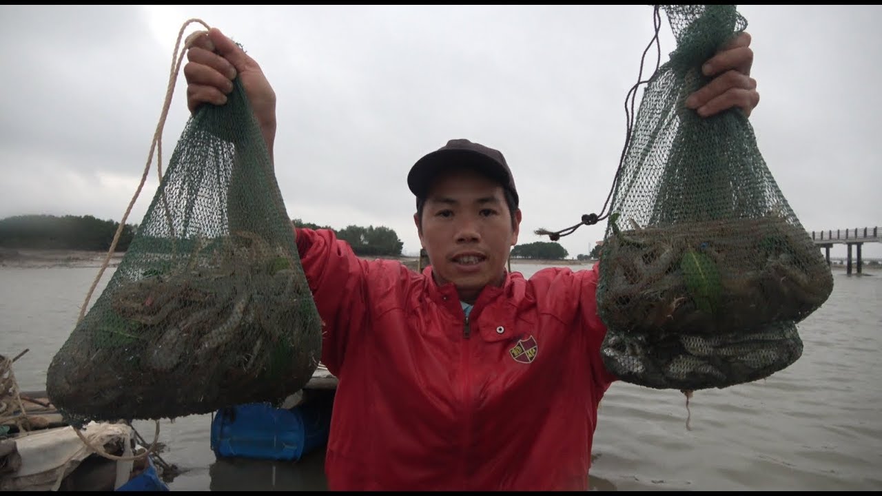 小池提着3袋鱼虾到菜市场卖，这次老婆过来帮忙数钱，卖了400多元