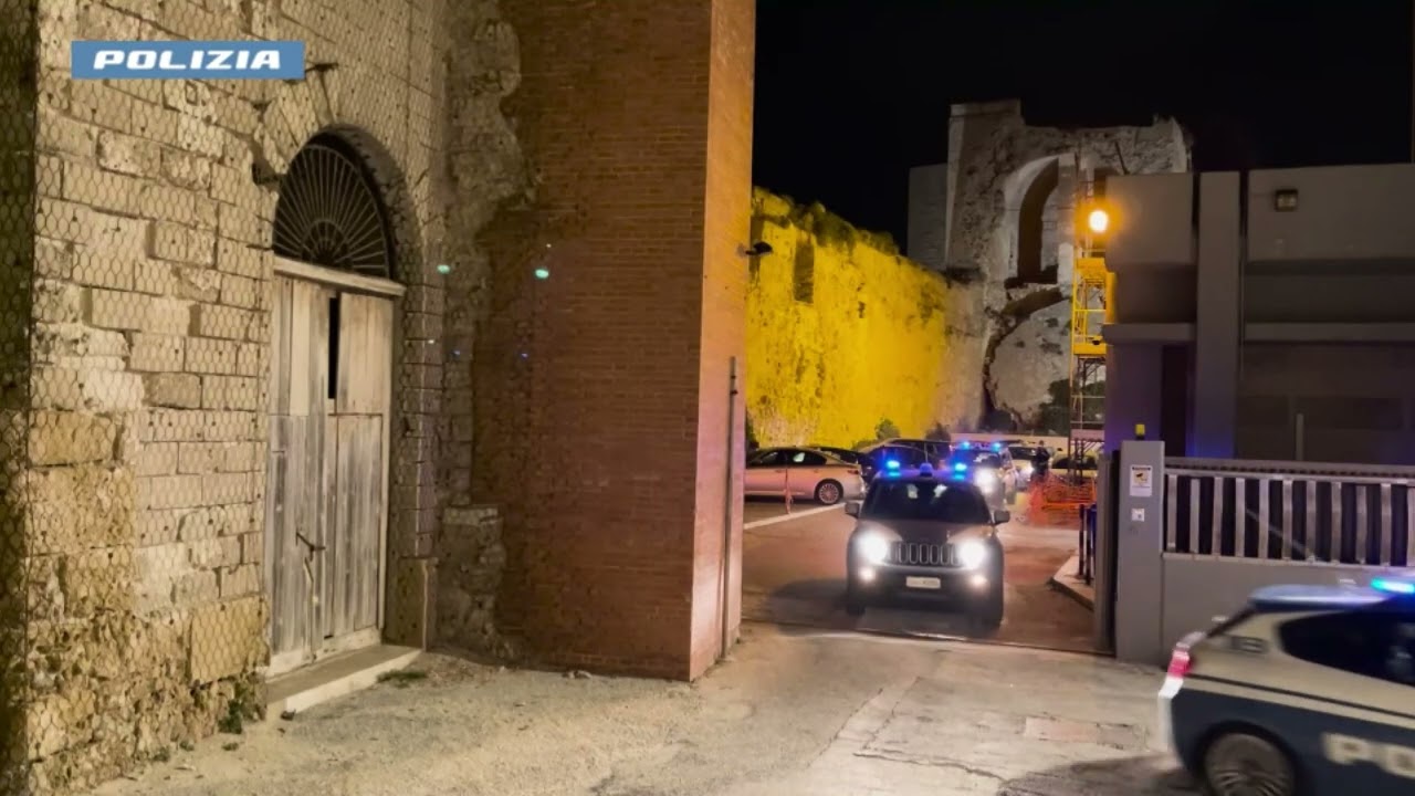 UNA RETATA DELLA POLIZIA NEL QUARTIERE SAN GIULIANO