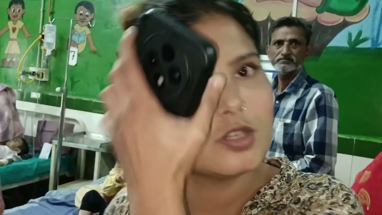 कुमाऊं कमिश्नर दीपक रावत ने किया बेस अस्पताल का निरीक्षण, बच्चा वार्ड के बेड में मिले कॉकरोच।