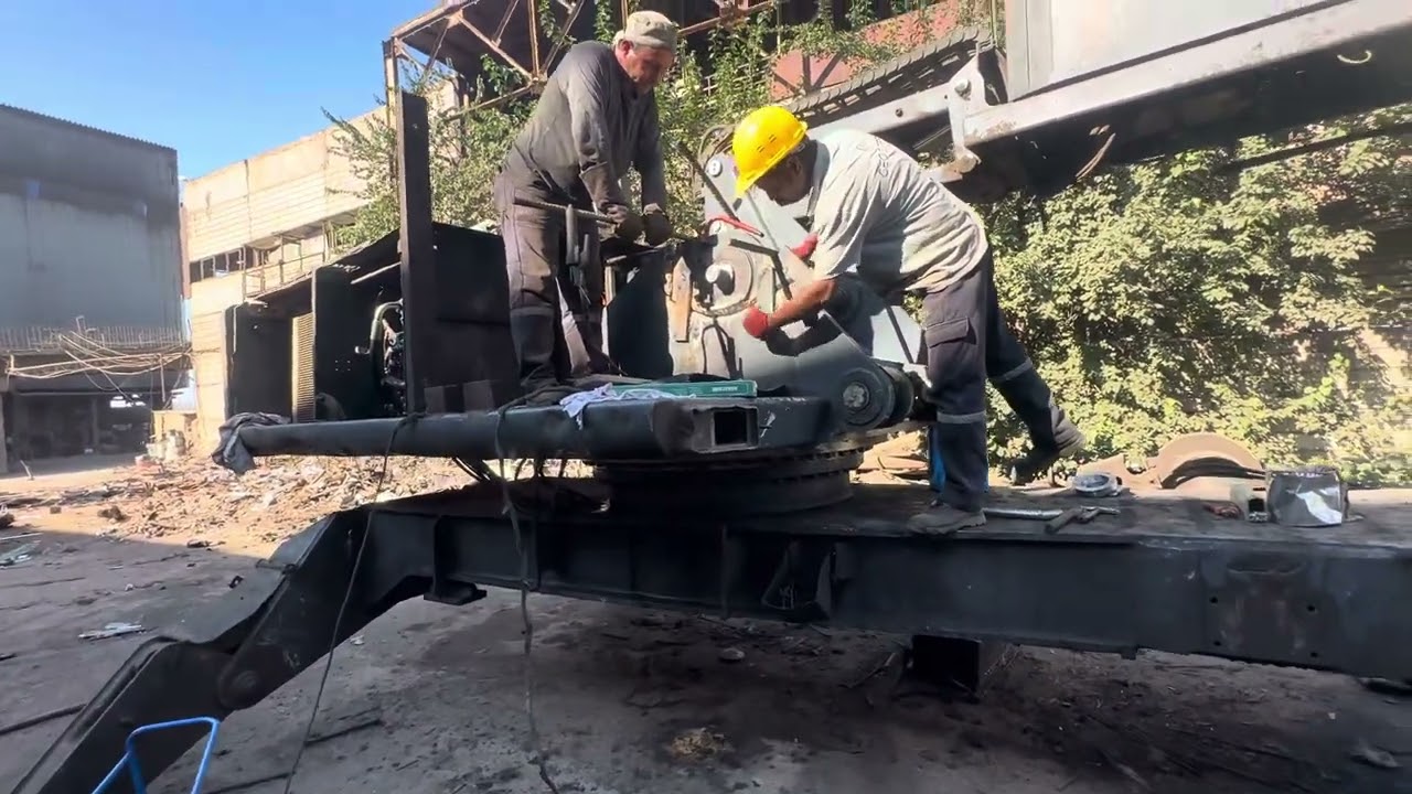 Atlas 350 MH scrap handles, upper chassis got badly broken repairing work ongoing