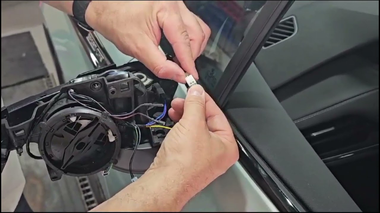 How to replace a turn signal with a dynamic turn signal on a Skoda Enyaq IV