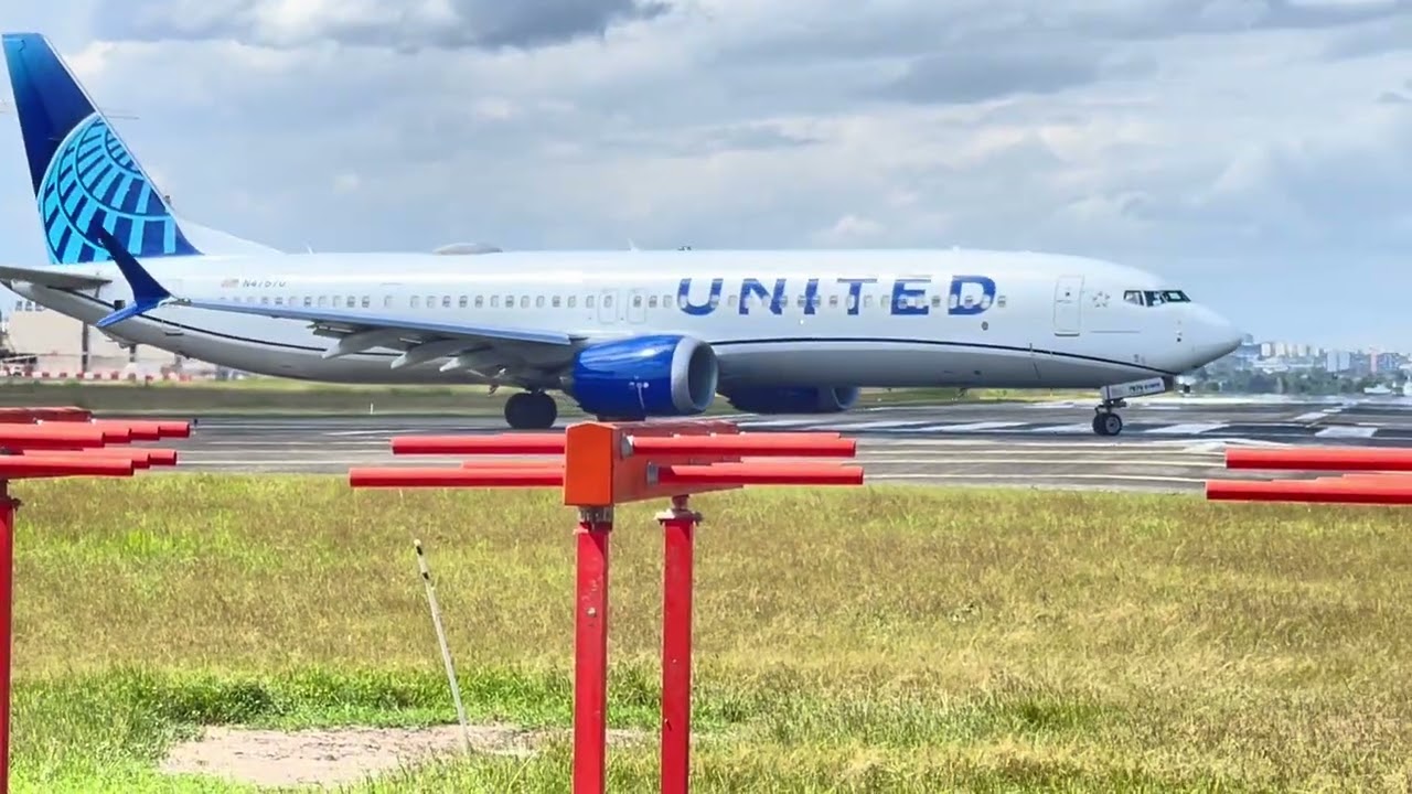 United despegando desde el aeropuerto cibao 