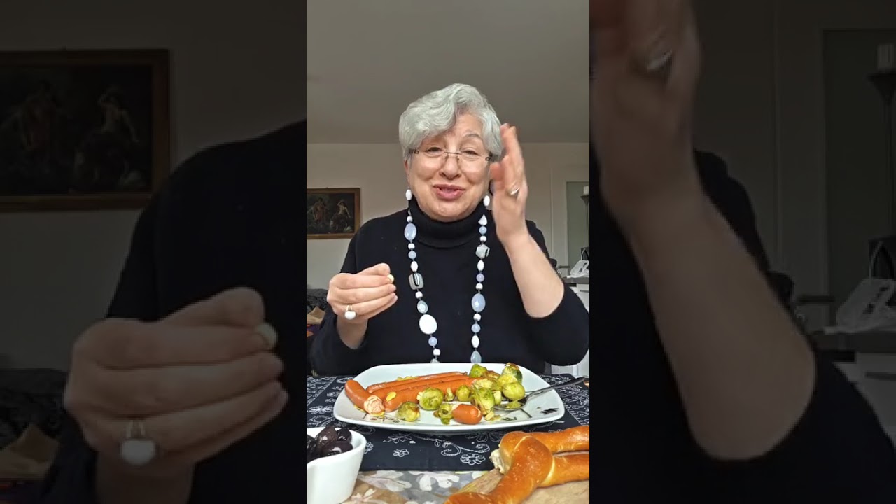 صبحانه ناهار امروز با شما 💕 کلم بروکسل با سوسیس وینر و خردل و کاهو و برتچل ....🥨 🥗🌭🥬🫒 