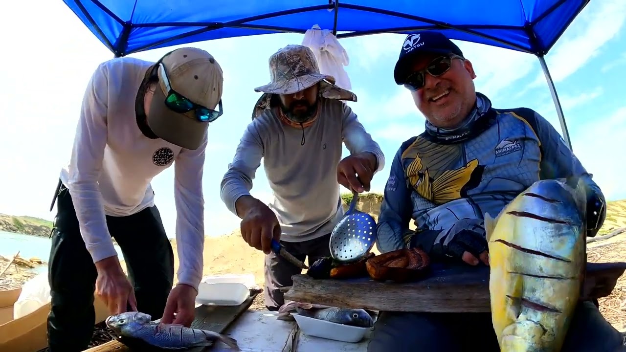 Pescando y comiendo lo pescado con amigos de Francia en Puerto Engabao, hicimos pesca con mosca
