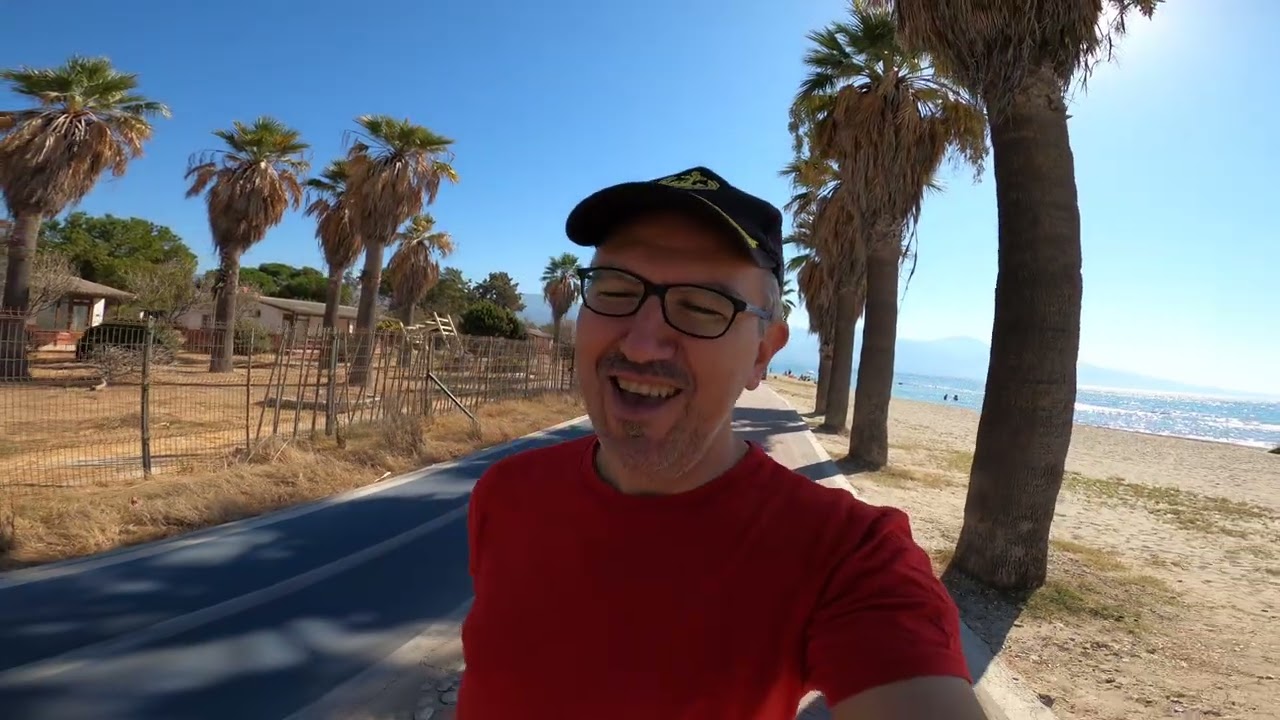 Kuşadası Sahil Sitelerinde Deniz Kenarında Yürüyordum