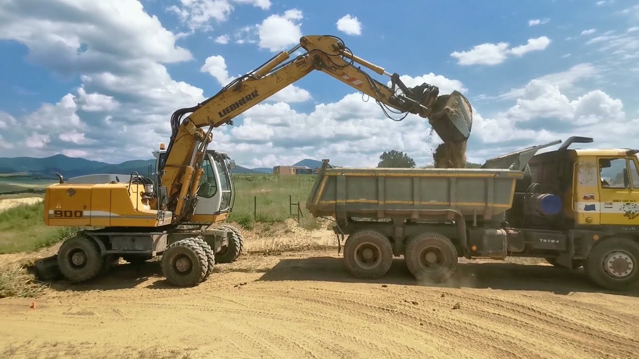Báger Liebherr 900 hrabe, naberá hlinu a nakladá Tatru 815 S1