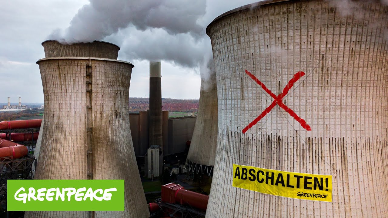 Greenpeace-Kletterer protestieren auf dem Kohlekraftwerk Neurath