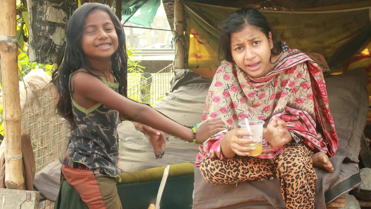 Poor Family Cooking Food Together ! A Happy Family In The Slum