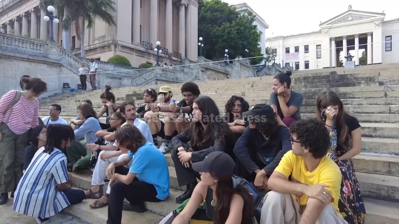 Cuba: grupo de estudiantes protesta frente a Universidad de La Habana ante crisis energética