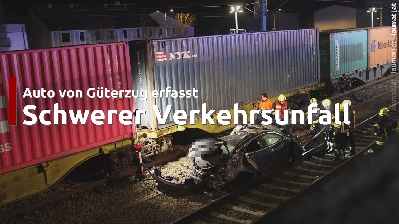 Auto nur wenige Momente nach Unfall am Bahnhof in Andorf von Güterzug erfasst