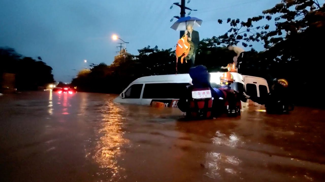 Rescuers save residents trapped in heavy rain in south China