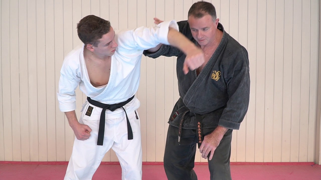 Defence against a headlock