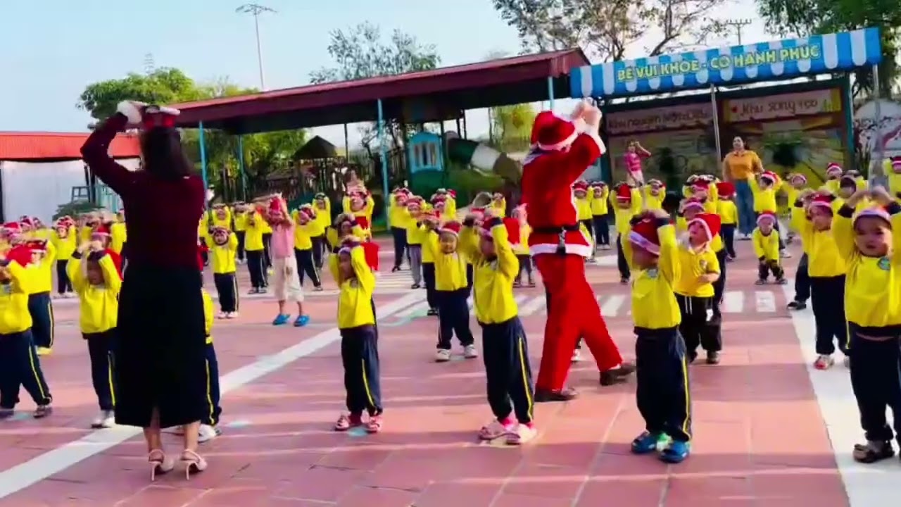 Noel 2025 của Phương Anh Chíp cùng các bạn nhỏ trường Mầm non Nhân Huệ