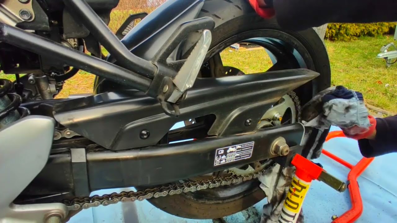 Kette reinigen und fetten Suzuki SV650 Baujahr 2022