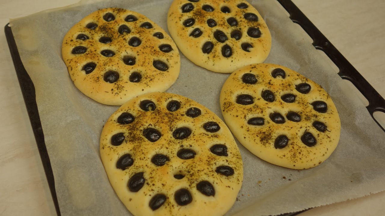 Focaccia - Rewelacyjne włoskie pieczywo - focaccia z oliwkami i ziołami