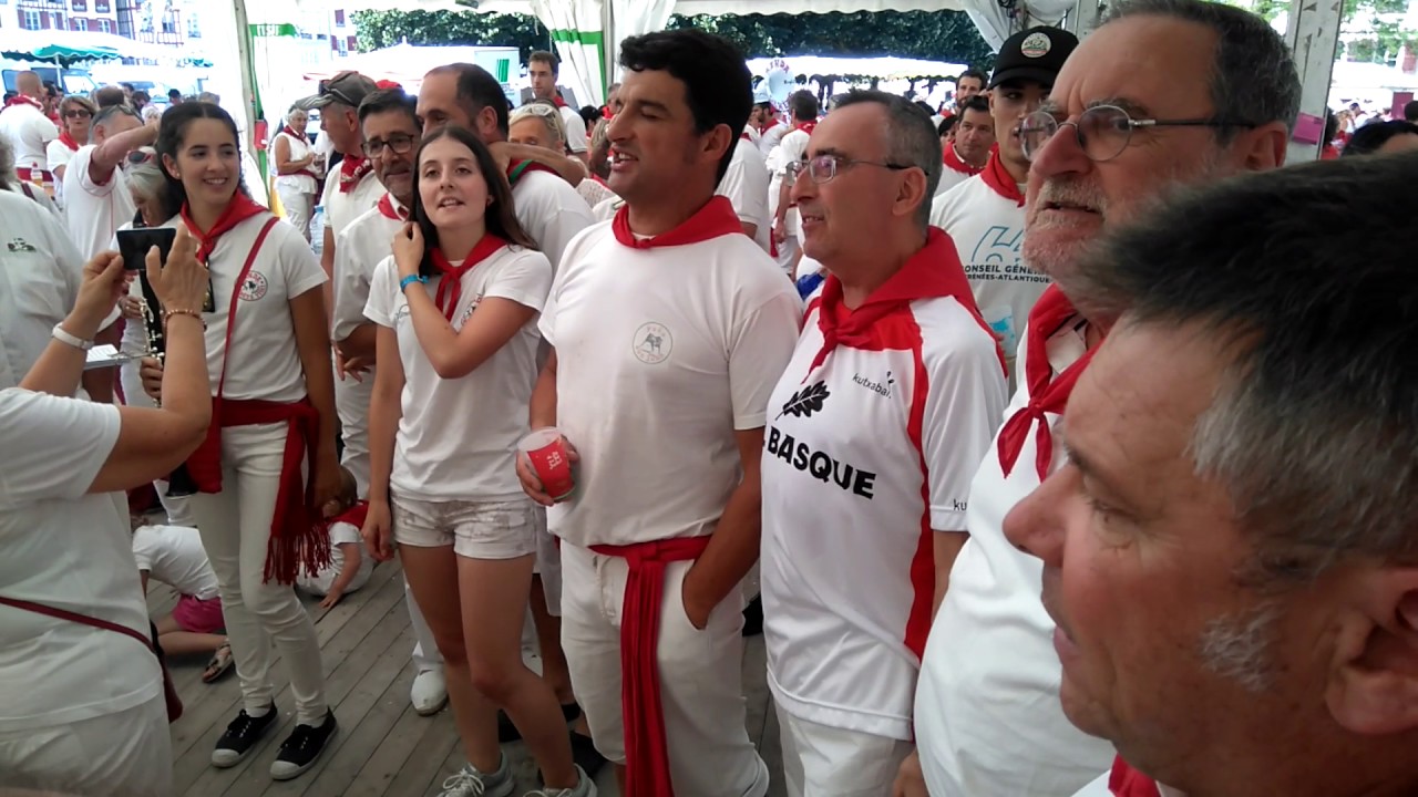 Fêtes de Bayonne 2017 :  le choeur basque Lagunt eta Maita interprète 